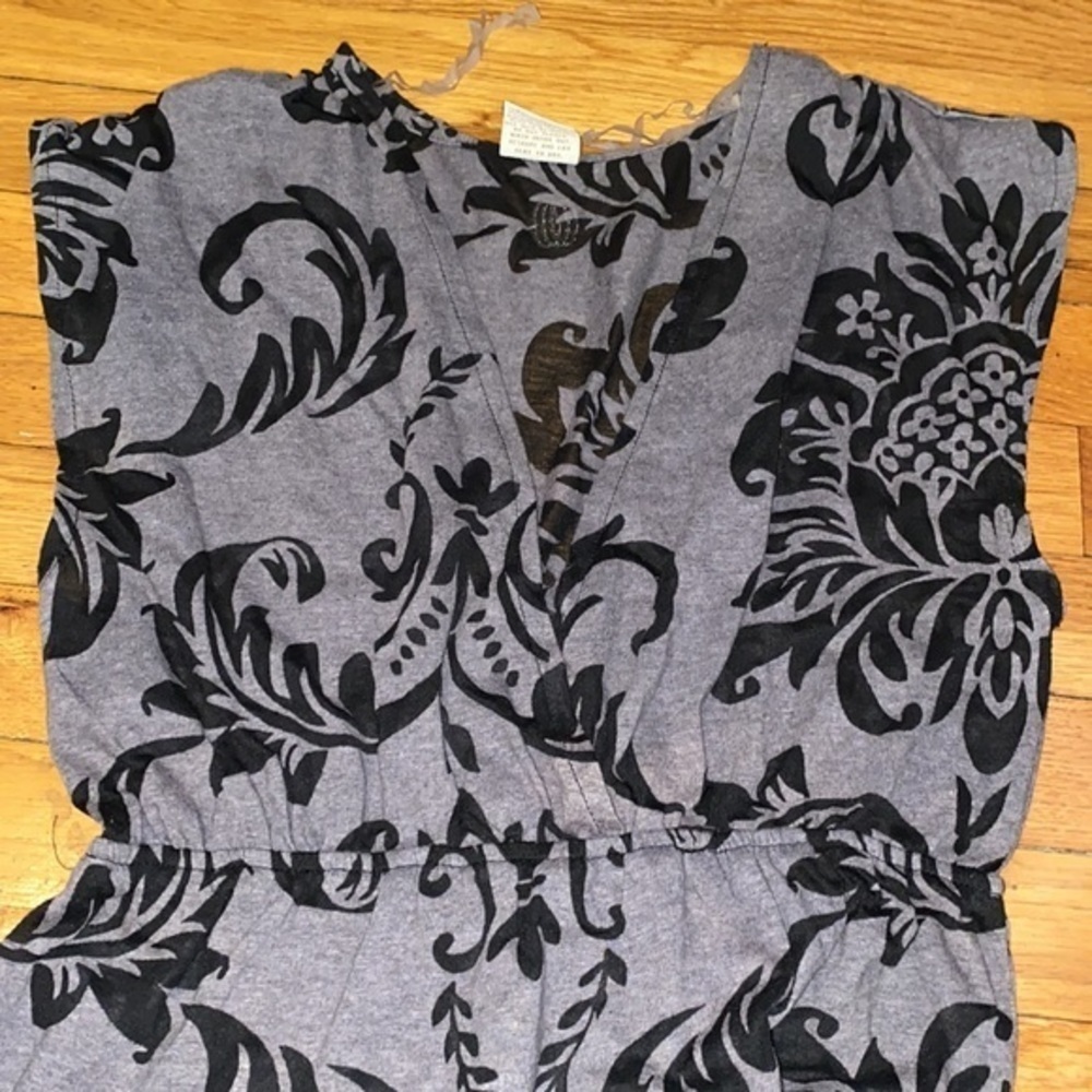Damask print light weight yoga tunic EUC. - Picture 2 of 3